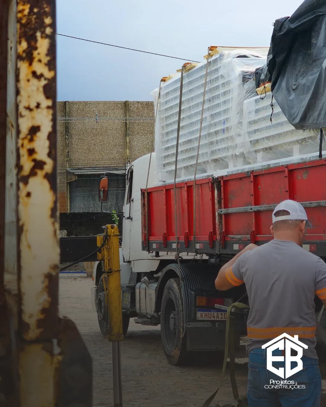 Descarregamento de painéis entregues no canteiro de obras