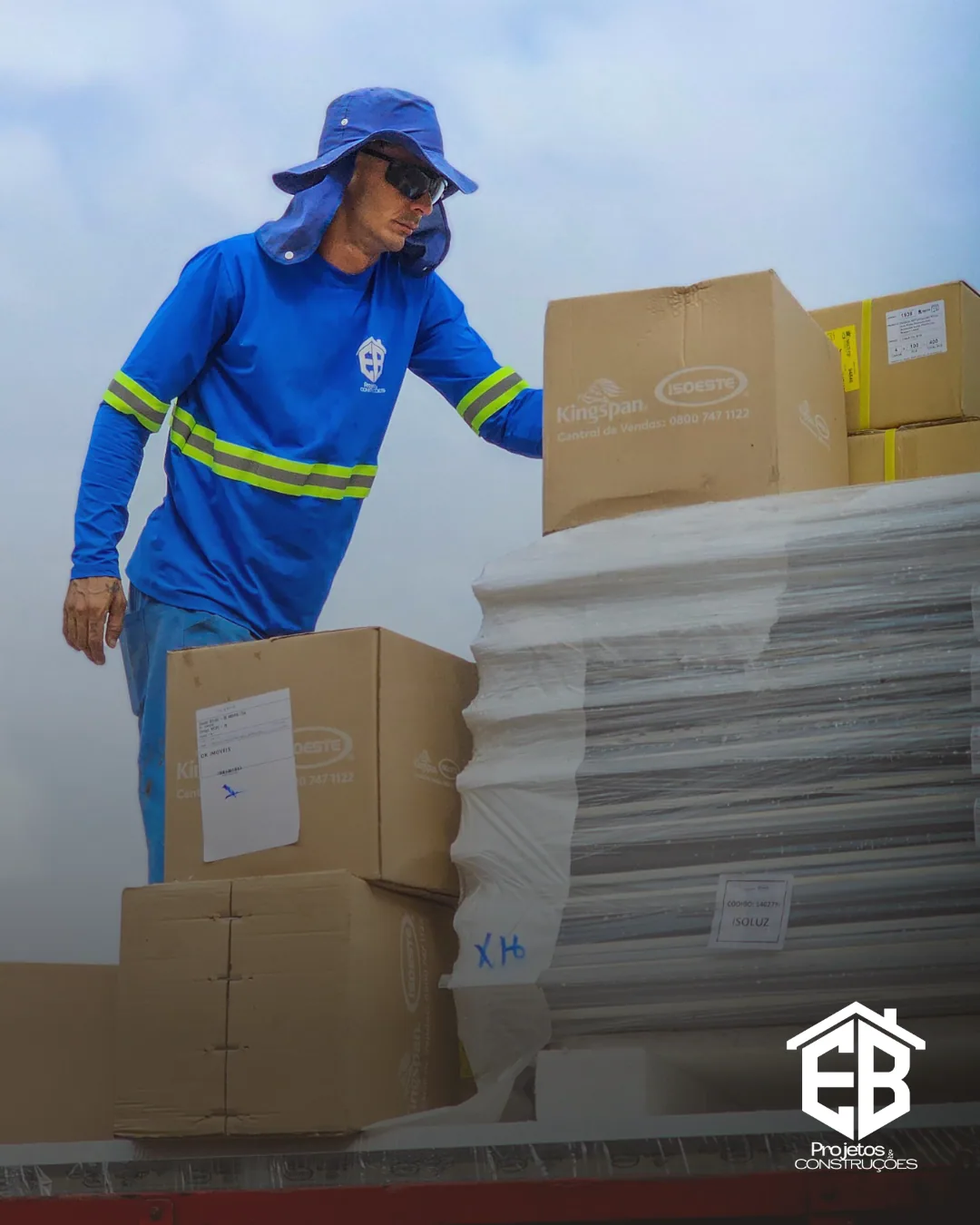 Organização dos materiais sobre a carroceria do caminhão